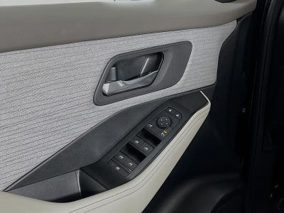 2023 Nissan Rogue — photo 14 view