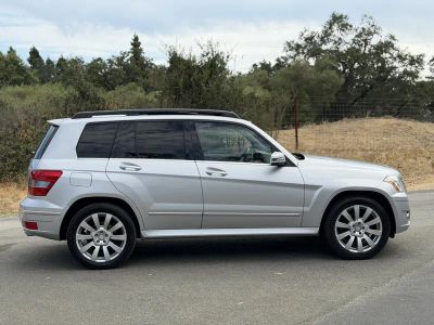 2011 Mercedes-Benz GLK 350 — engine compartment view