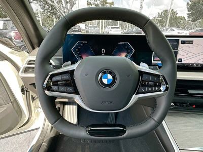 2025 BMW 3 Series — photo 10 view