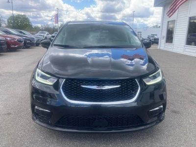 2023 Chrysler Pacifica — side profile view