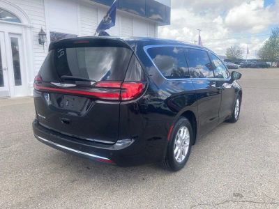 2023 Chrysler Pacifica — detail view