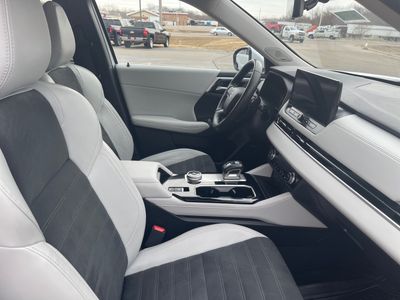 2025 Mitsubishi Outlander - Photo 15
