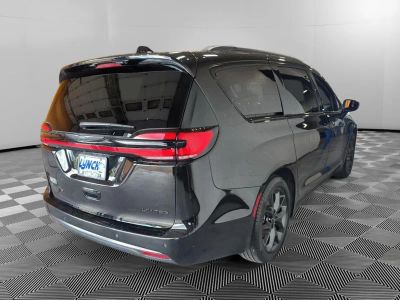 2025 Chrysler Pacifica — detail view