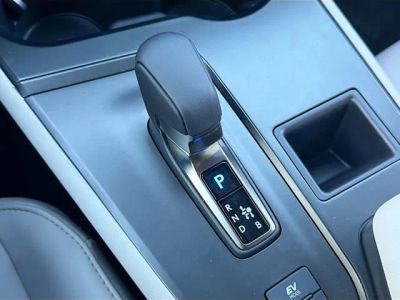 2025 Lexus UX — photo 27 view