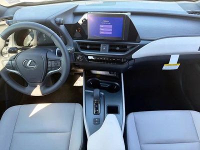 2025 Lexus UX — photo 18 view