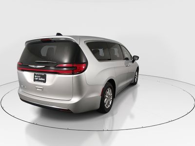2024 Chrysler Pacifica — photo 7 view