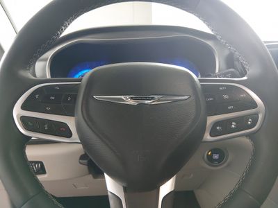 2024 Chrysler Pacifica — photo 12 view