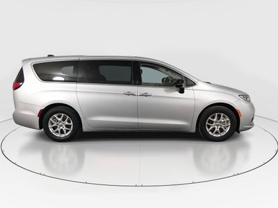 2024 Chrysler Pacifica — photo 8 view