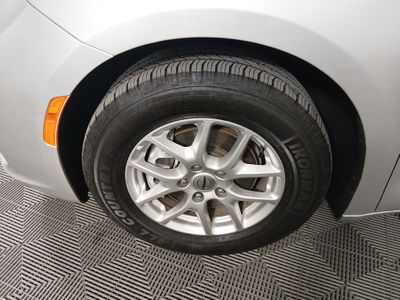 2024 Chrysler Pacifica — photo 10 view
