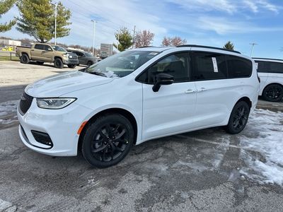 2026 Chrysler Pacifica — photo 8 view