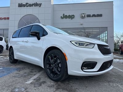 2026 Chrysler Pacifica RUFH53 — front three-quarter view