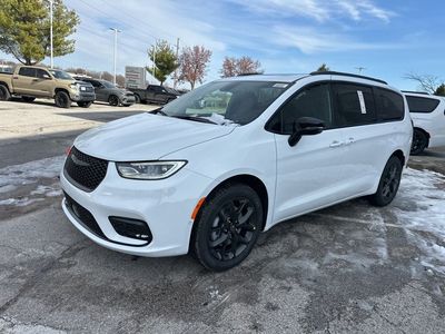 2026 Chrysler Pacifica — photo 7 view