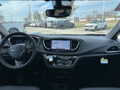 2026 Chrysler Pacifica — photo 13 view