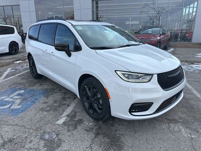 2026 Chrysler Pacifica — side profile view