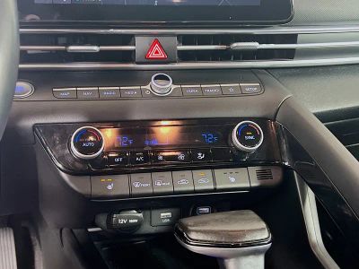 2023 Hyundai Elantra — photo 11 view