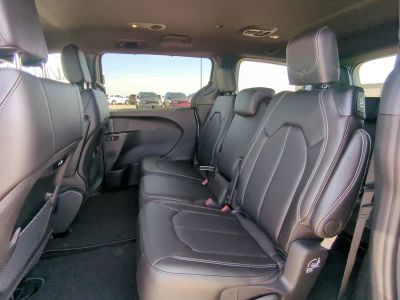 2026 Chrysler Pacifica — photo 17 view