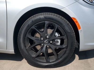2026 Chrysler Pacifica — photo 11 view