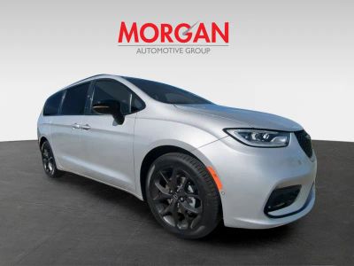 2026 Chrysler Pacifica — side profile view