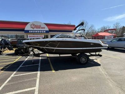 2026 Four Winns HD2 — front three-quarter view
