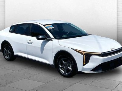 2025 Kia K4 LXS in Snow White Pearl — front three-quarter view