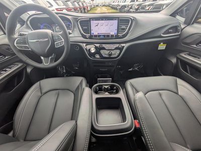 2026 Chrysler Pacifica — photo 13 view