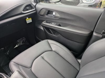 2026 Chrysler Pacifica — photo 15 view
