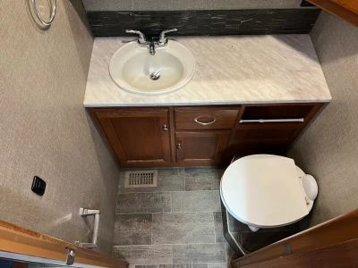 2019 Winnebago ADVENTURER — photo 19 view