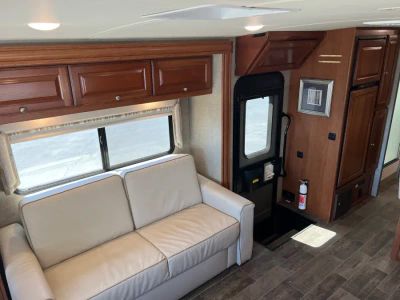 2019 Winnebago ADVENTURER — photo 13 view