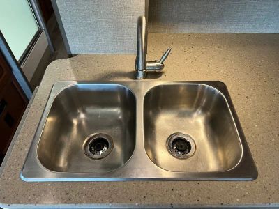 2019 Winnebago ADVENTURER — photo 11 view