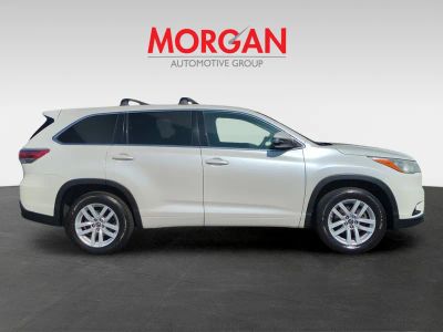 2016 Toyota Highlander — interior view
