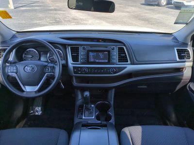 2016 Toyota Highlander — photo 17 view