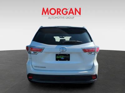 2016 Toyota Highlander — engine compartment view