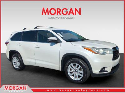2016 Toyota Highlander LE V6 in White — front three-quarter view