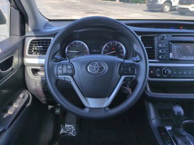 2016 Toyota Highlander — photo 18 view