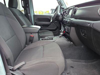 2023 Jeep Gladiator — photo 10 view