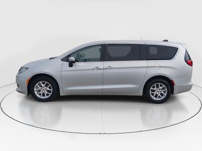 2022 Chrysler Voyager - Photo 4