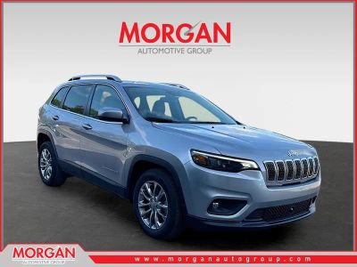 2021 Jeep Cherokee Latitude Plus in Billet Silver Metallic Clearcoat — front three-quarter view