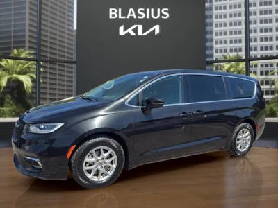 2023 Chrysler Pacifica Touring L in Brilliant Black Crystal Pearlcoat — front three-quarter view