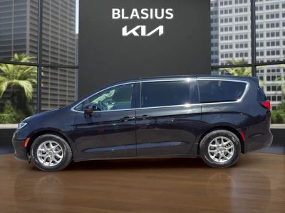2023 Chrysler Pacifica — side profile view