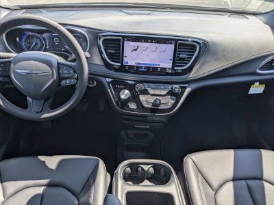 2026 Chrysler Pacifica — photo 17 view
