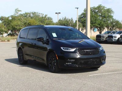 2026 Chrysler Pacifica Select in Diamond Black Crystal Pearl-Coat Exterior Paint — front three-quarter view