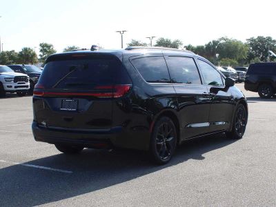 2026 Chrysler Pacifica — side profile view