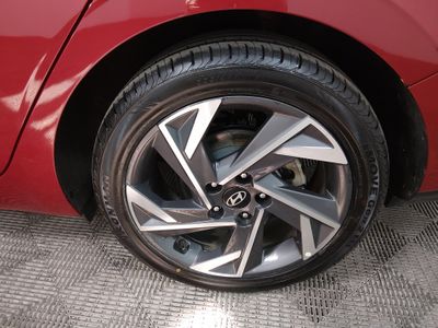 2025 Hyundai Elantra — photo 10 view