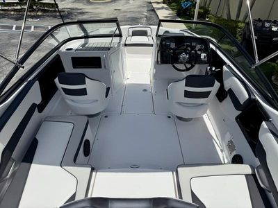 2025 Yamaha Boats SX195 — photo 10 view