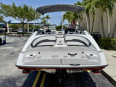2025 Yamaha Boats SX195 — engine compartment view