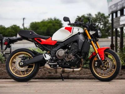 2026 Yamaha XSR900 — front three-quarter view