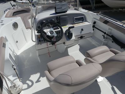 2013 Hurricane SunDeck Sport SS 231 OB - Photo 9