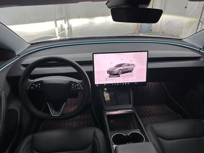 2025 Tesla Model 3 - Photo 16