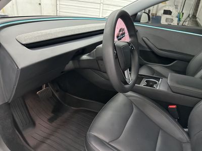 2025 Tesla Model 3 - Photo 10