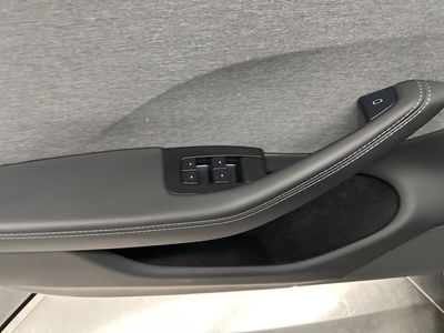 2025 Tesla Model 3 - Photo 11